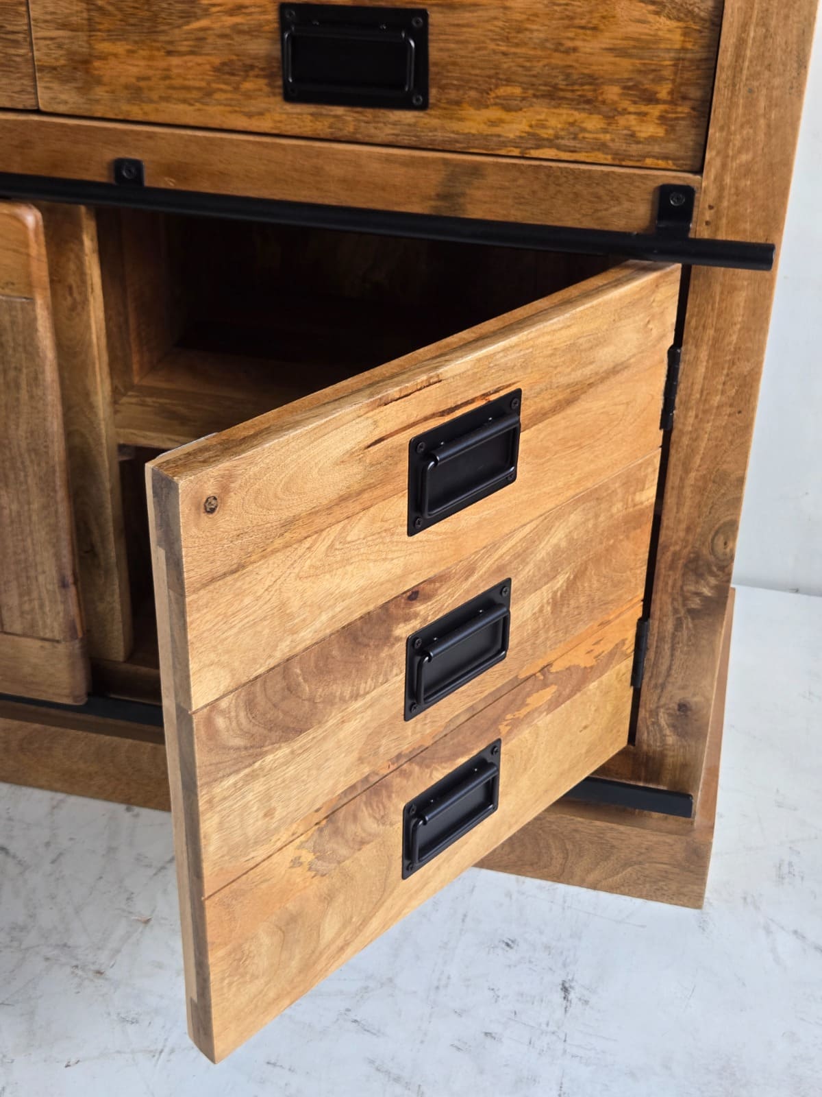 Vaisselier industriel 120 cm en bois massif de manguier KUKUU - détail porte