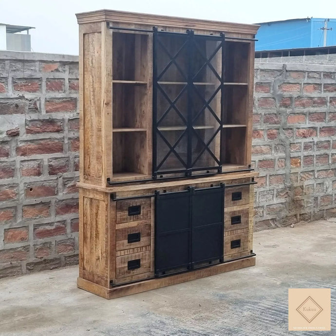 Ce vaisselier industriel a été fabriqué à partir de bois massif de manguier pour sa structure et d'acier et verre pour ses portes coulissantes. Mesures: 160 x 45 x 220 cm. Kukuu, boutique en ligne de mobilier industriel.