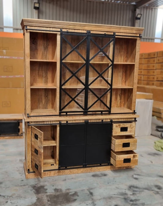 Le vaisselier industriel 160 cm Kukuu a été fabriqué à partir de bois massif de manguier, métal et verre. Mesures: 160 (L) x 45 (l) x 200 (H) cm. Kukuu, spécialise en meubles industriels.