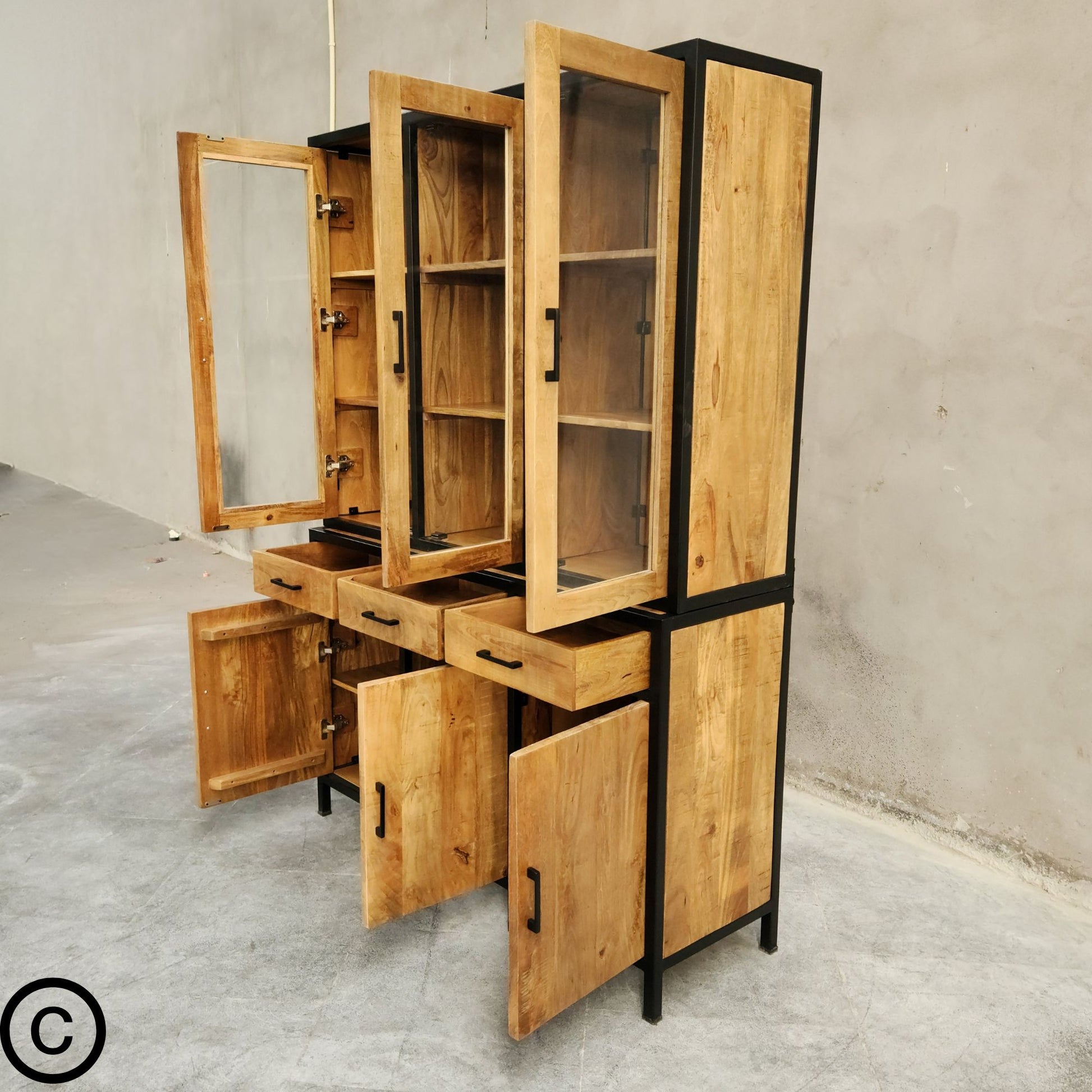 Le vaisselier massif manguier disponible de 140 à 160 cm est le meuble parfait afin d'ajouter une touche de style rustique à votre intérieur. Kukuu, meubles industriels de qualité.