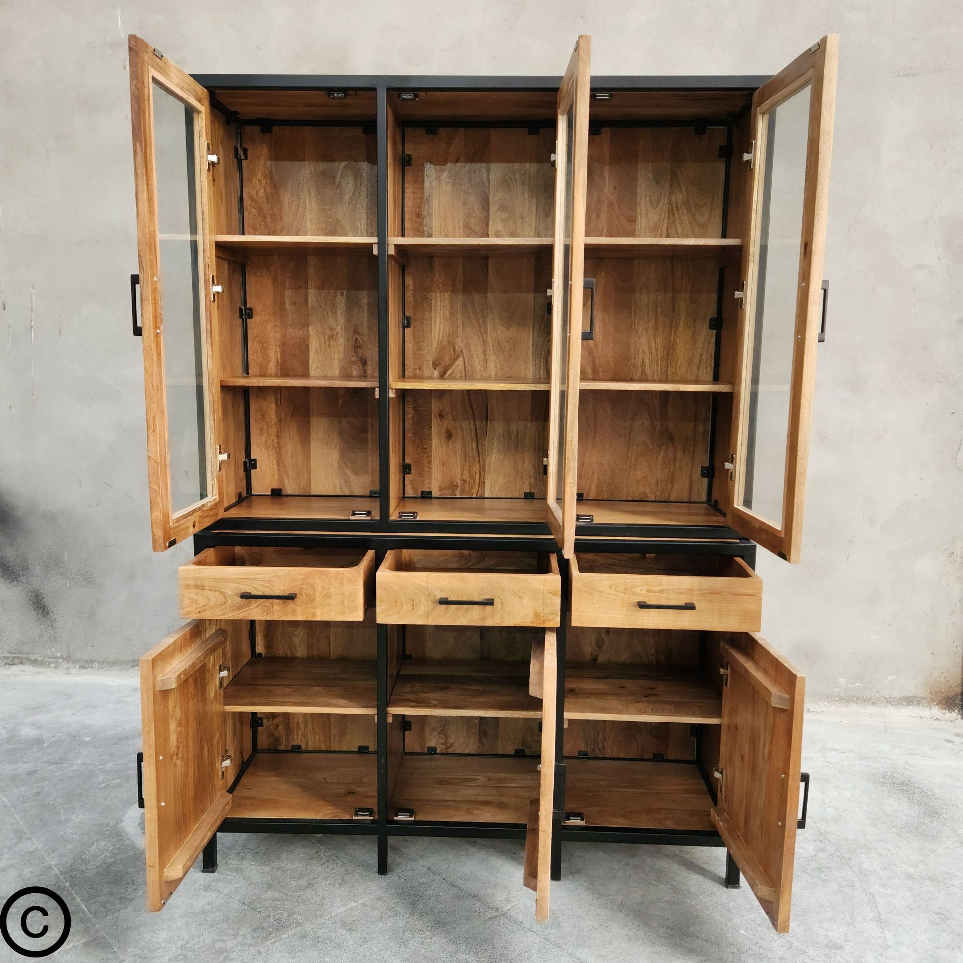 Le vaisselier massif manguier disponible de 140 à 160 cm est le meuble parfait afin d'ajouter une touche de style rustique à votre intérieur. Kukuu, meubles industriels de qualité.