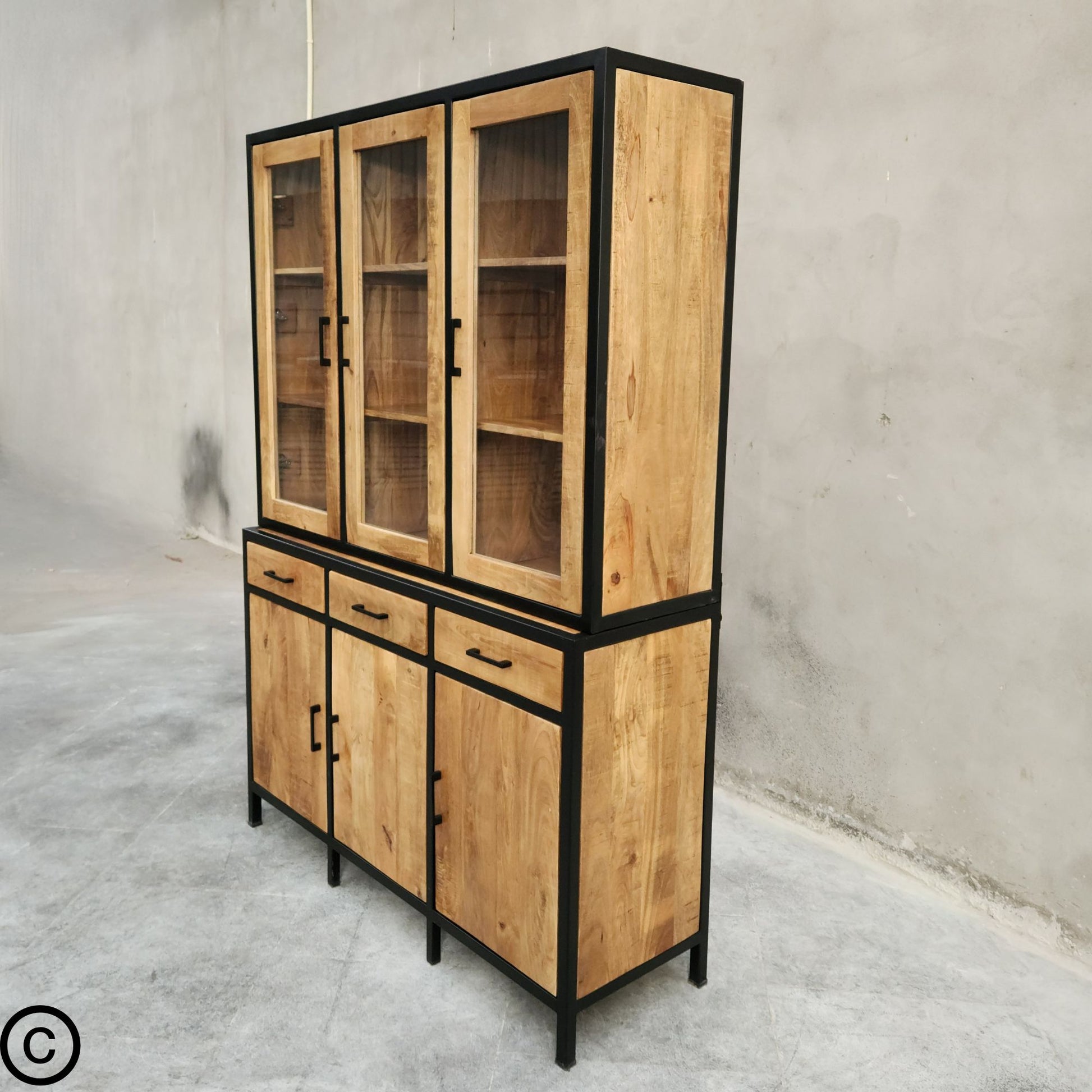 Le vaisselier massif manguier disponible de 140 à 160 cm est le meuble parfait afin d'ajouter une touche de style rustique à votre intérieur. Kukuu, meubles industriels de qualité.