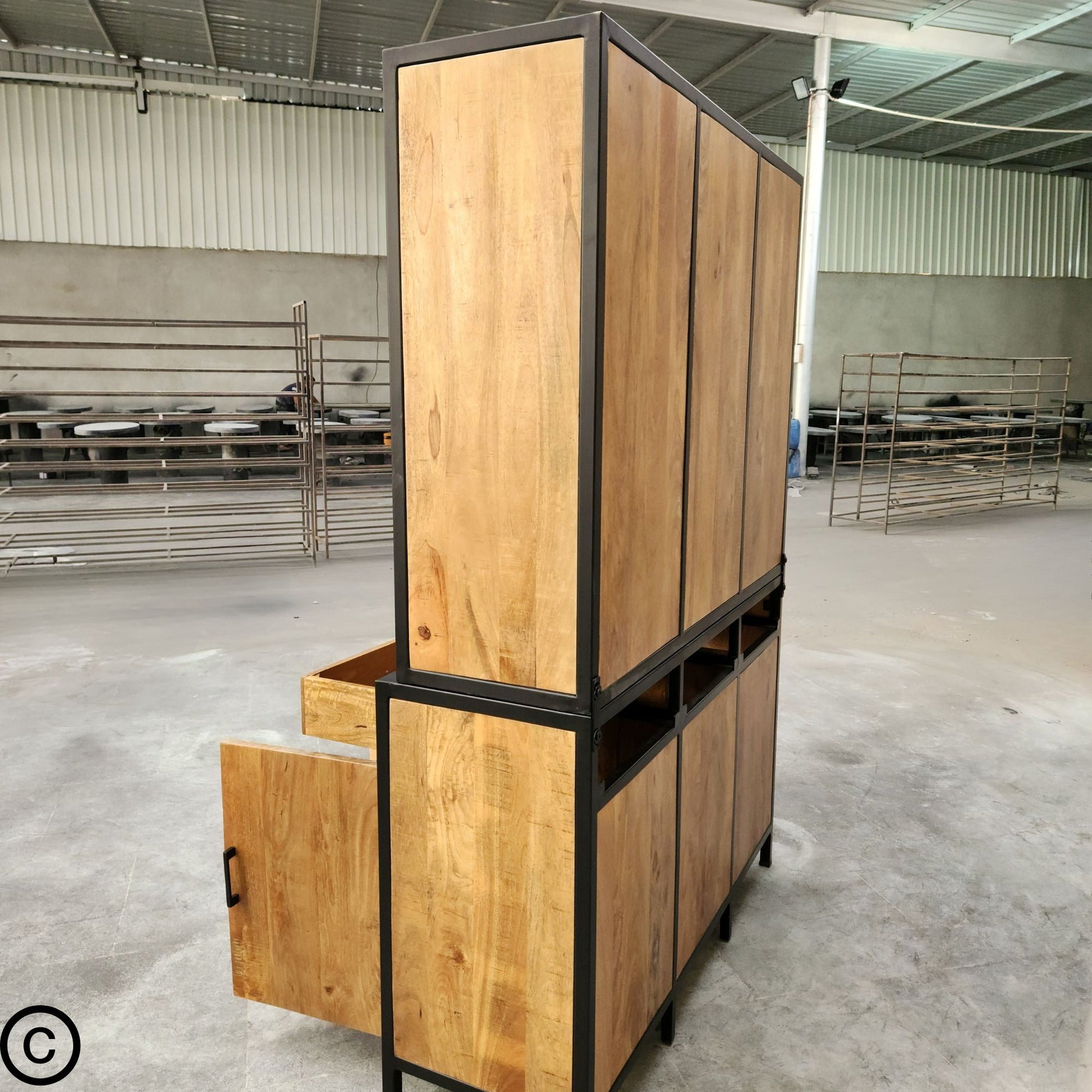 Le vaisselier massif manguier disponible de 140 à 160 cm est le meuble parfait afin d'ajouter une touche de style rustique à votre intérieur. Kukuu, meubles industriels de qualité.