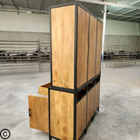 Le vaisselier massif manguier disponible de 140 à 160 cm est le meuble parfait afin d'ajouter une touche de style rustique à votre intérieur. Kukuu, meubles industriels de qualité.