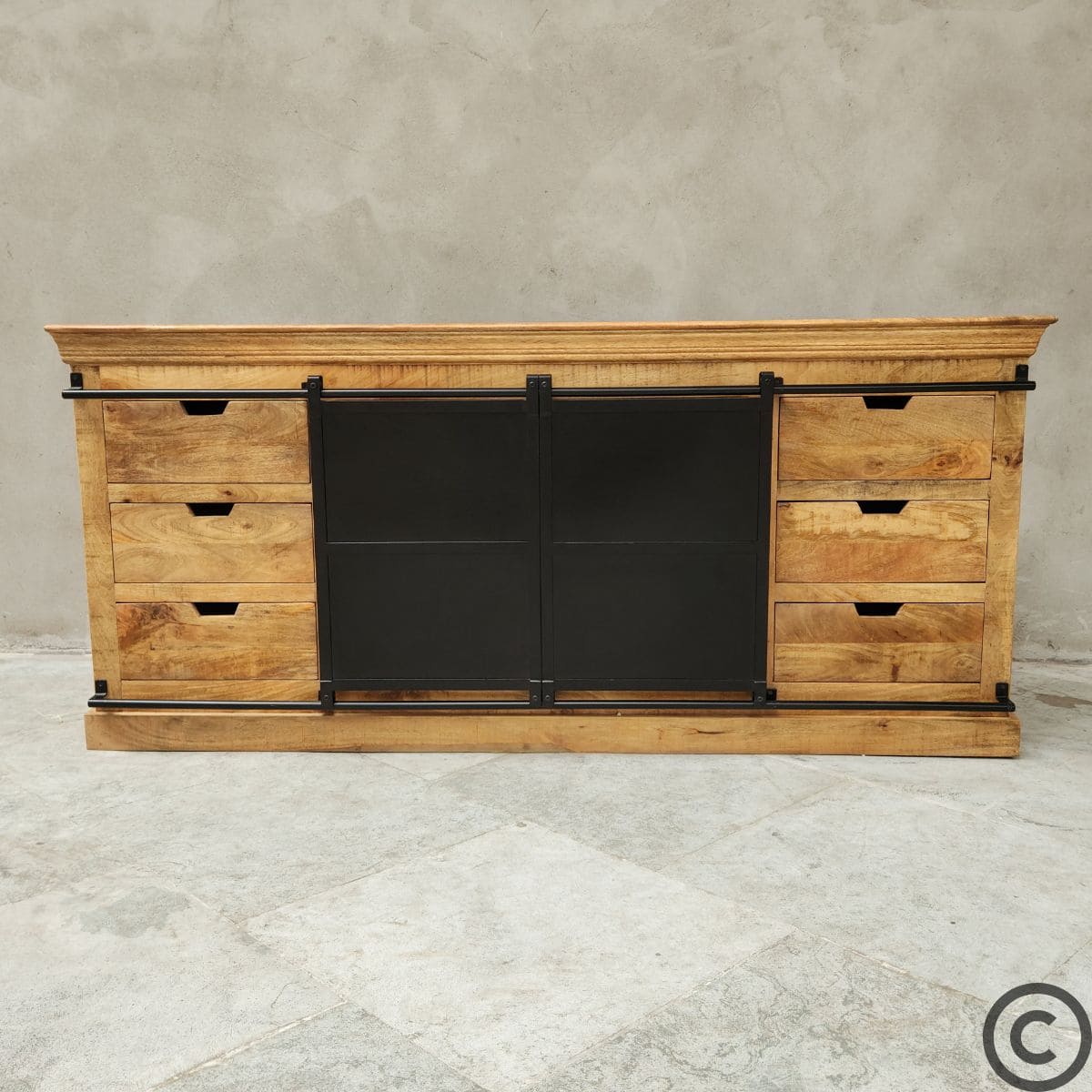 Buffet industriel Kukuu en bois massif de manguier et métal noir, vue de face.