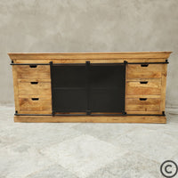 Buffet industriel Kukuu en bois massif de manguier et métal noir, vue de face.