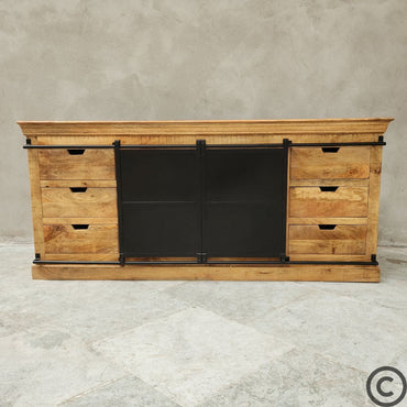 Buffet industriel Kukuu en bois massif de manguier et métal noir, vue de face.