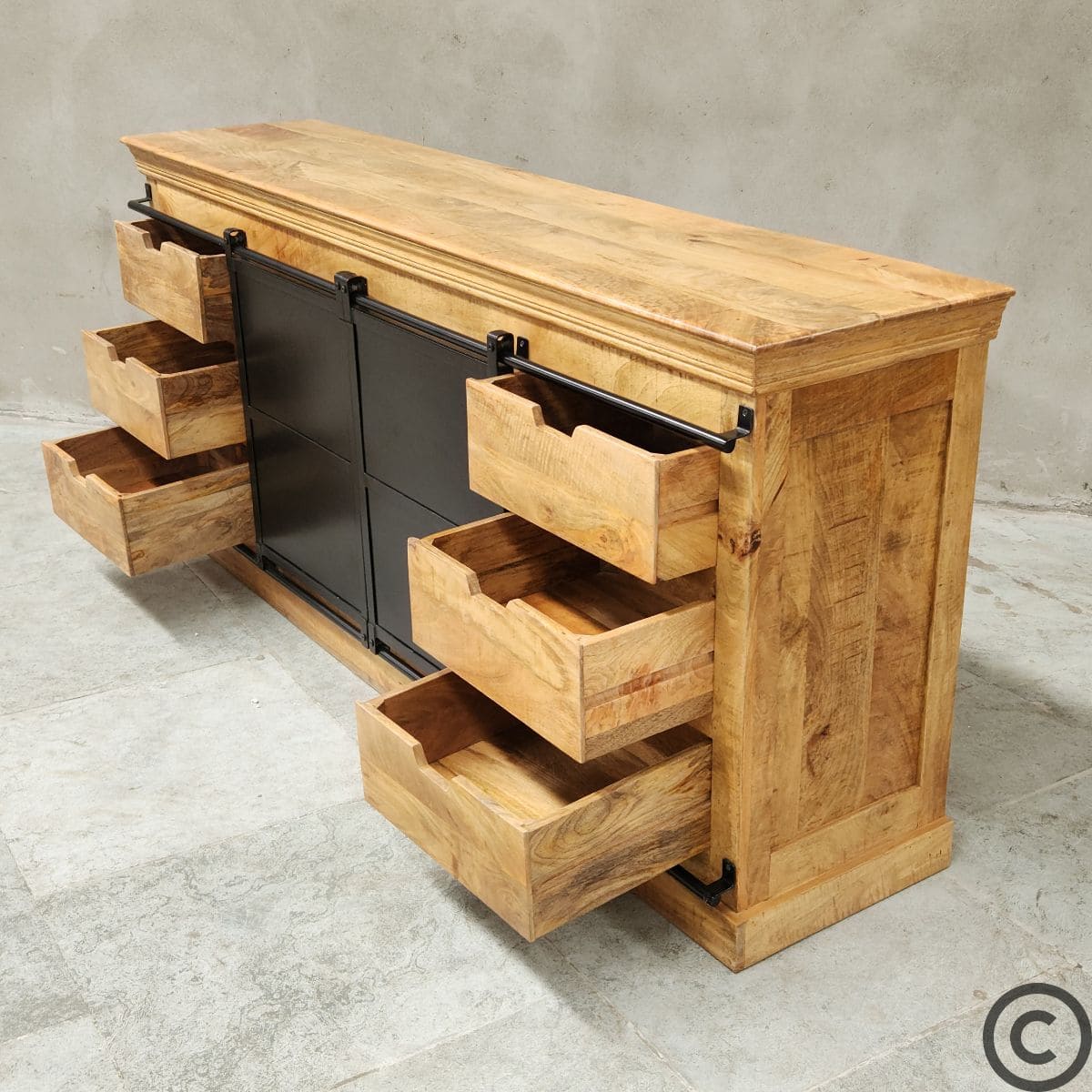 Buffet industriel Kukuu en bois massif de manguier et métal noir, vue latérale.