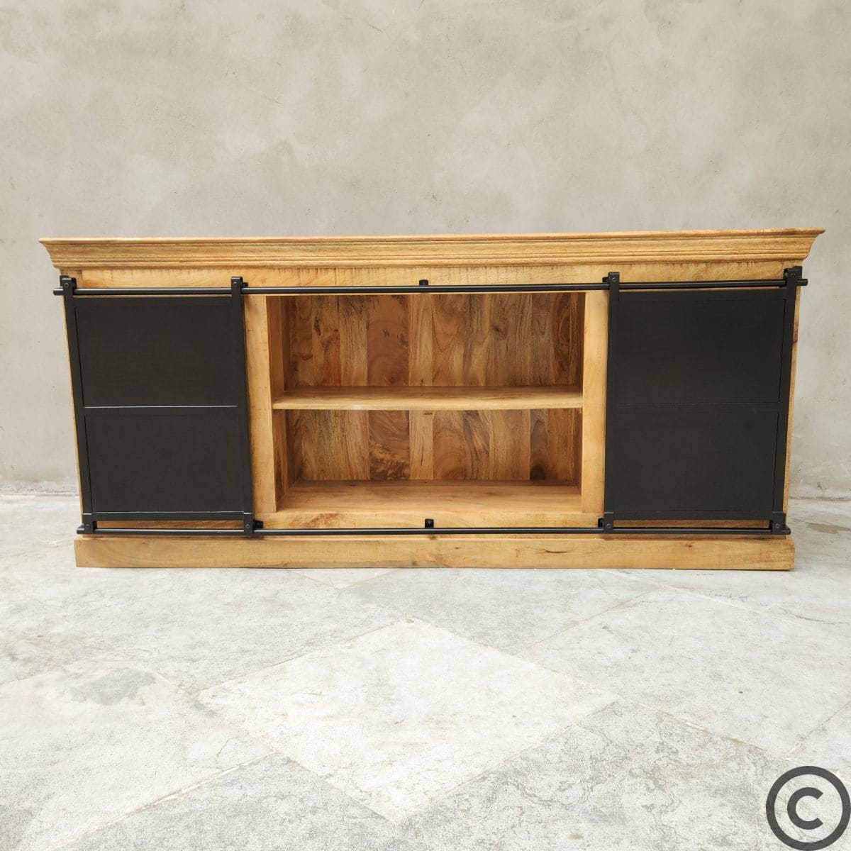 Buffet industriel Kukuu en bois de manguier et métal, portes coulissantes ouvertes avec étagère centrale.