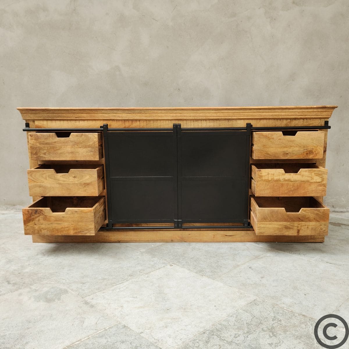 Buffet industriel Kukuu en bois massif et métal noir, tiroirs ouverts, vue frontale.