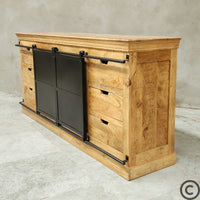 Buffet industriel Kukuu en bois massif de manguier et métal, vue en angle avec tiroirs ouverts.