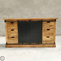 Buffet industriel massif bois et acier à portes coulissantes. Mesures: 160 x 45 x 90 cm. Kukuu, meubles industriels de qualité.
