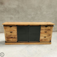 Buffet industriel massif bois et acier à portes coulissantes. Mesures: 200 x 45 x 90 cm. Kukuu, meubles industriels de qualité.