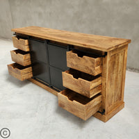 Buffet industriel massif bois et acier à portes coulissantes. Mesures: 200 x 45 x 90 cm. Kukuu, meubles industriels de qualité.