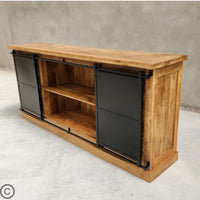 Buffet industriel massif bois et acier à portes coulissantes. Mesures: 200 x 45 x 90 cm. Kukuu, meubles industriels de qualité.