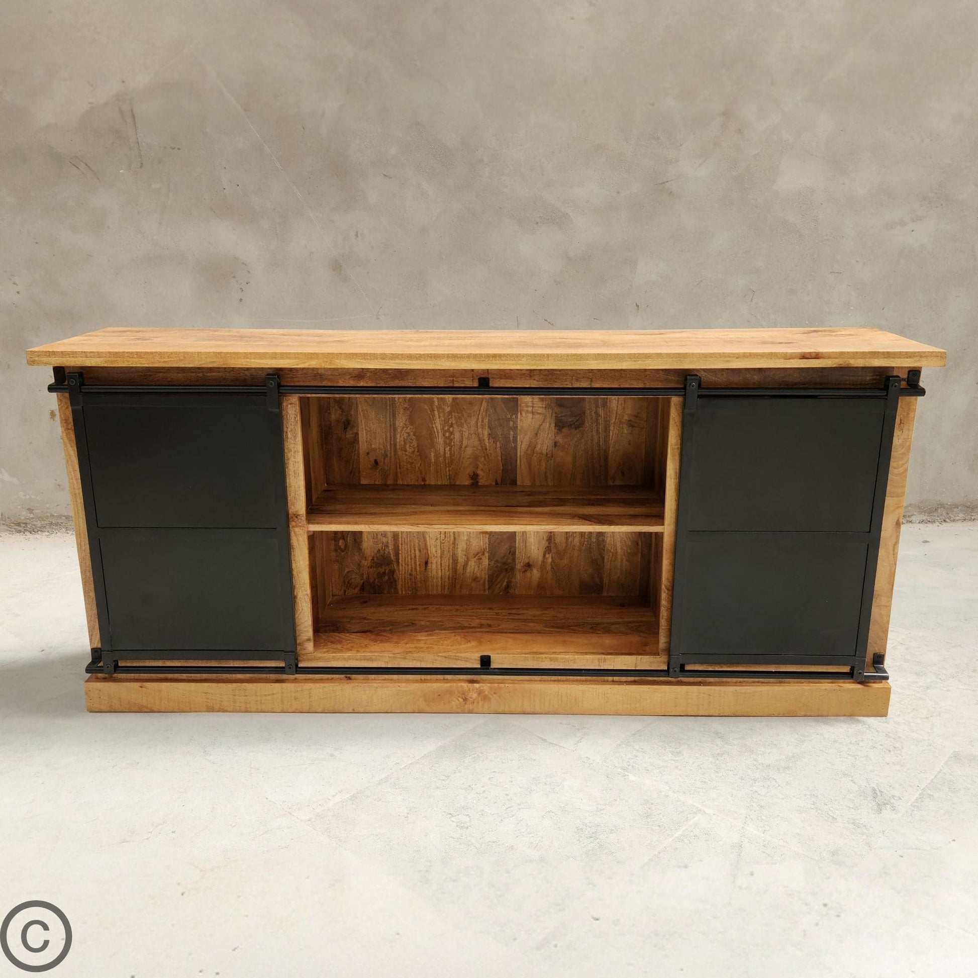 Buffet industriel massif bois et acier à portes coulissantes. Mesures: 200 x 45 x 90 cm. Kukuu, meubles industriels de qualité.