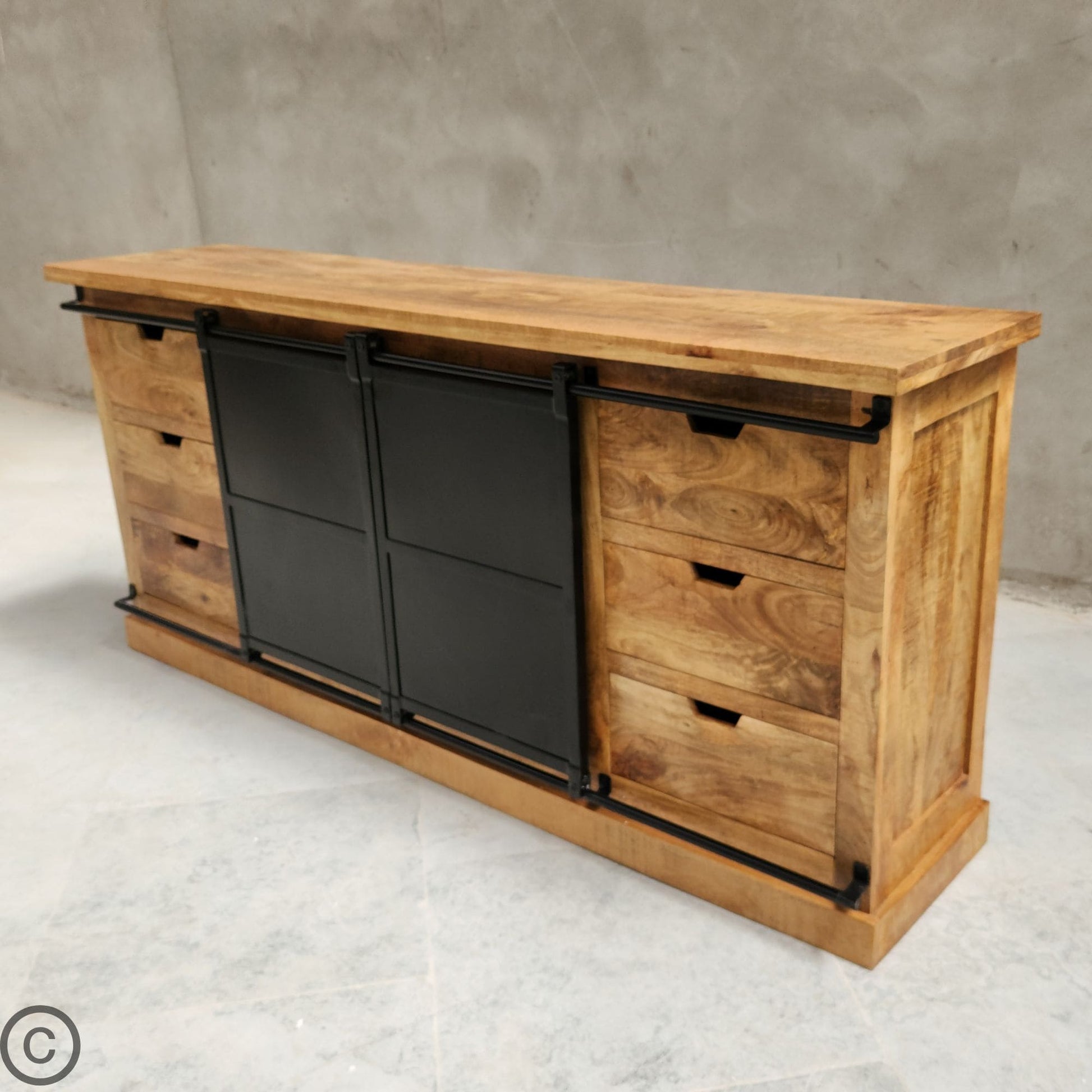 Buffet industriel massif bois et acier à portes coulissantes. Mesures: 200 x 45 x 90 cm. Kukuu, meubles industriels de qualité.