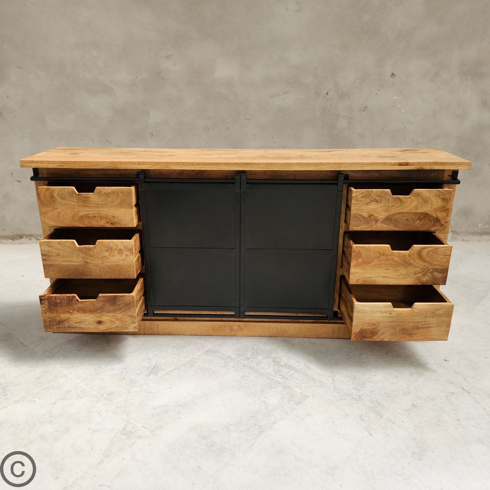 Buffet industriel massif bois et acier à portes coulissantes. Mesures: 200 x 45 x 90 cm. Kukuu, meubles industriels de qualité.