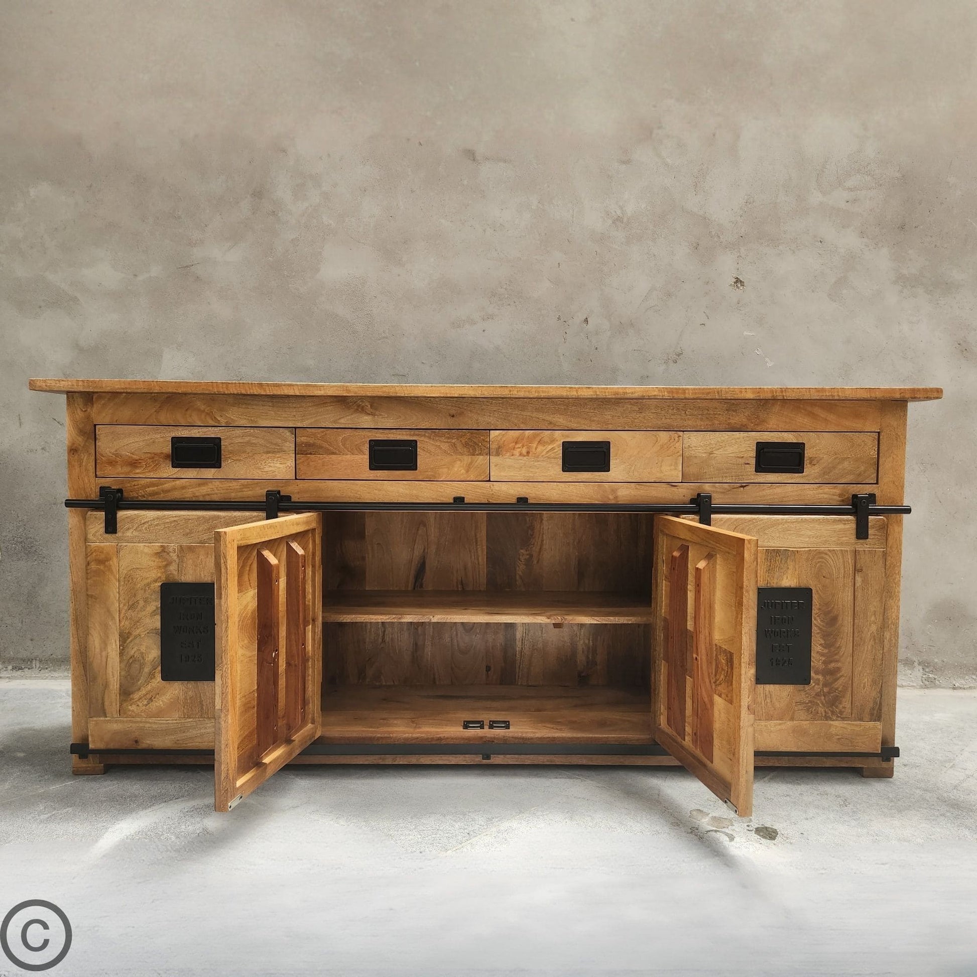 Ce buffet manguier et métal Kukuu a été fabriqué à partir de bois massif de manguier et de métal. Mesures: 200 x 45 x 90 cm. Kukuu, meubles industriels de qualité.