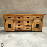 Ce buffet manguier et métal Kukuu a été fabriqué à partir de bois massif de manguier et de métal. Mesures: 200 x 45 x 90 cm. Kukuu, meubles industriels de qualité.