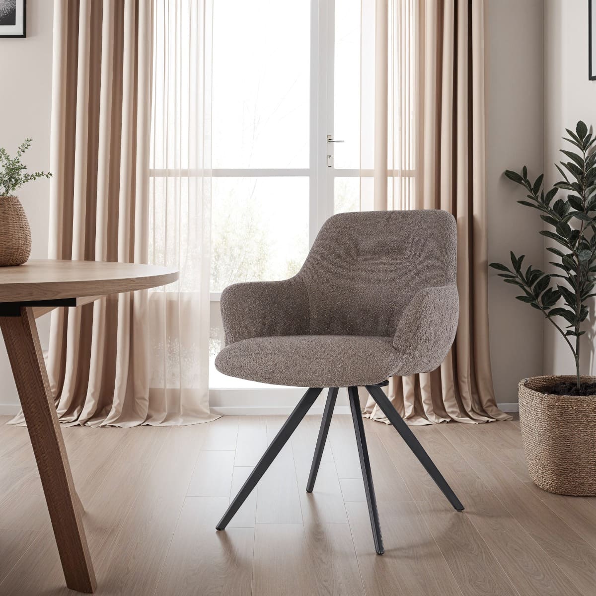 Chaise bouclette marron pivotante avec accoudoirs et pieds en métal noir dans une salle à manger moderne – KUKUU