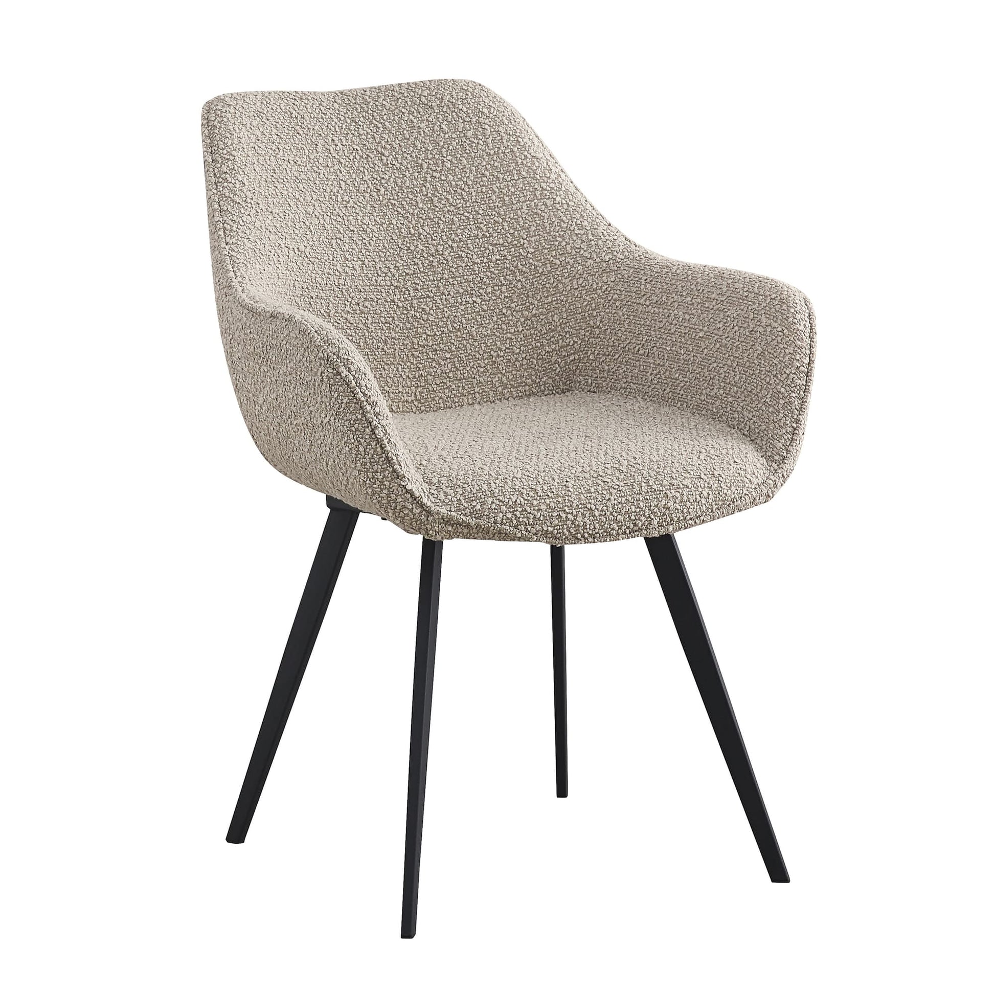Chaise Cozy beige avec accoudoirs et pieds en métal noir – vue en perspective – design élégant et confort enveloppant – KUKUU