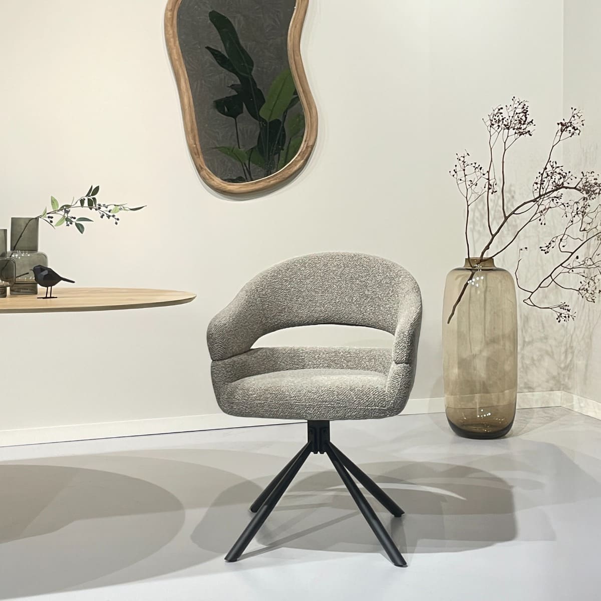 Chaise design Kukuu au dossier ajouré dans intérieur contemporain – association bois clair et métal noir