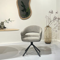 Chaise design Kukuu au dossier ajouré dans intérieur contemporain – association bois clair et métal noir