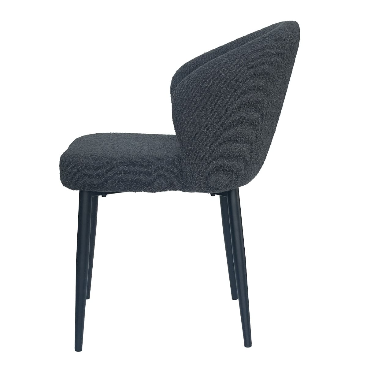 Chaise moderne KUKUU en tissu bouclette vue de profil, dossier arrondi et pieds fins en métal noir au design contemporain.