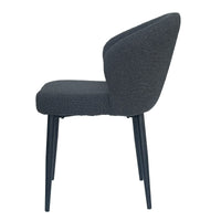 Chaise moderne KUKUU en tissu bouclette vue de profil, dossier arrondi et pieds fins en métal noir au design contemporain.