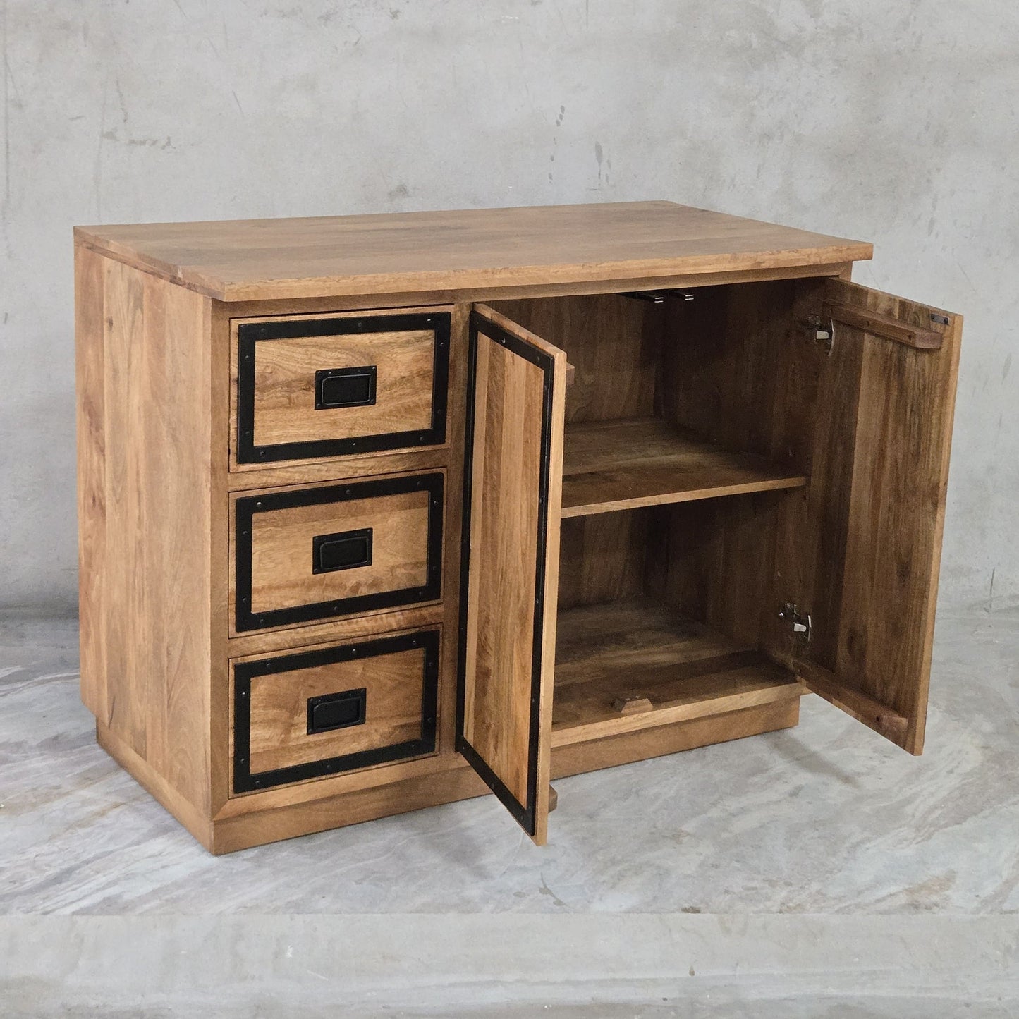 Meuble bas de cuisine industriel en bois massif 120 cm KUKUU - vue côté - portes ouvertes