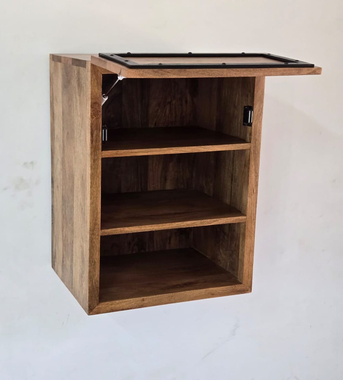 Meuble haut de cuisine industriel en bois de manguier massif et métal noir - porte ouverte