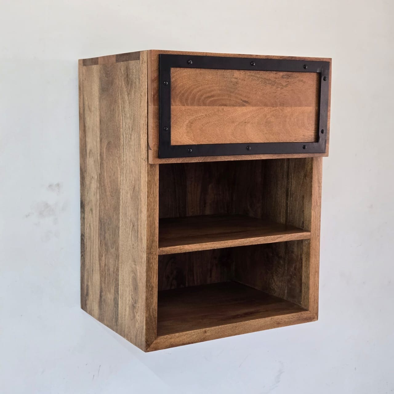 Meuble haut de cuisine industriel en bois de manguier massif et métal noir. 40 x 35,5 x 60 cm, avec porte relevable et espaces de rangement.