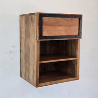 Meuble haut de cuisine industriel en bois de manguier massif et métal noir. 40 x 35,5 x 60 cm, avec porte relevable et espaces de rangement.