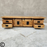 Découvrez notre meuble tv style industriel avec portes coulissantes, le choix idéal pour ajouter une touche de style et de fonctionnalité à votre espace de divertissement. Kukuu, meubles industriels de qualité.