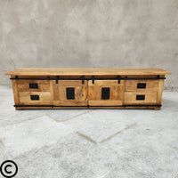 Découvrez notre meuble tv style industriel avec portes coulissantes, le choix idéal pour ajouter une touche de style et de fonctionnalité à votre espace de divertissement. Kukuu, meubles industriels de qualité.