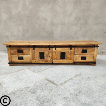 Découvrez notre meuble tv style industriel avec portes coulissantes, le choix idéal pour ajouter une touche de style et de fonctionnalité à votre espace de divertissement. Kukuu, meubles industriels de qualité.