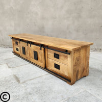 Découvrez notre meuble tv style industriel avec portes coulissantes, le choix idéal pour ajouter une touche de style et de fonctionnalité à votre espace de divertissement. Kukuu, meubles industriels de qualité.