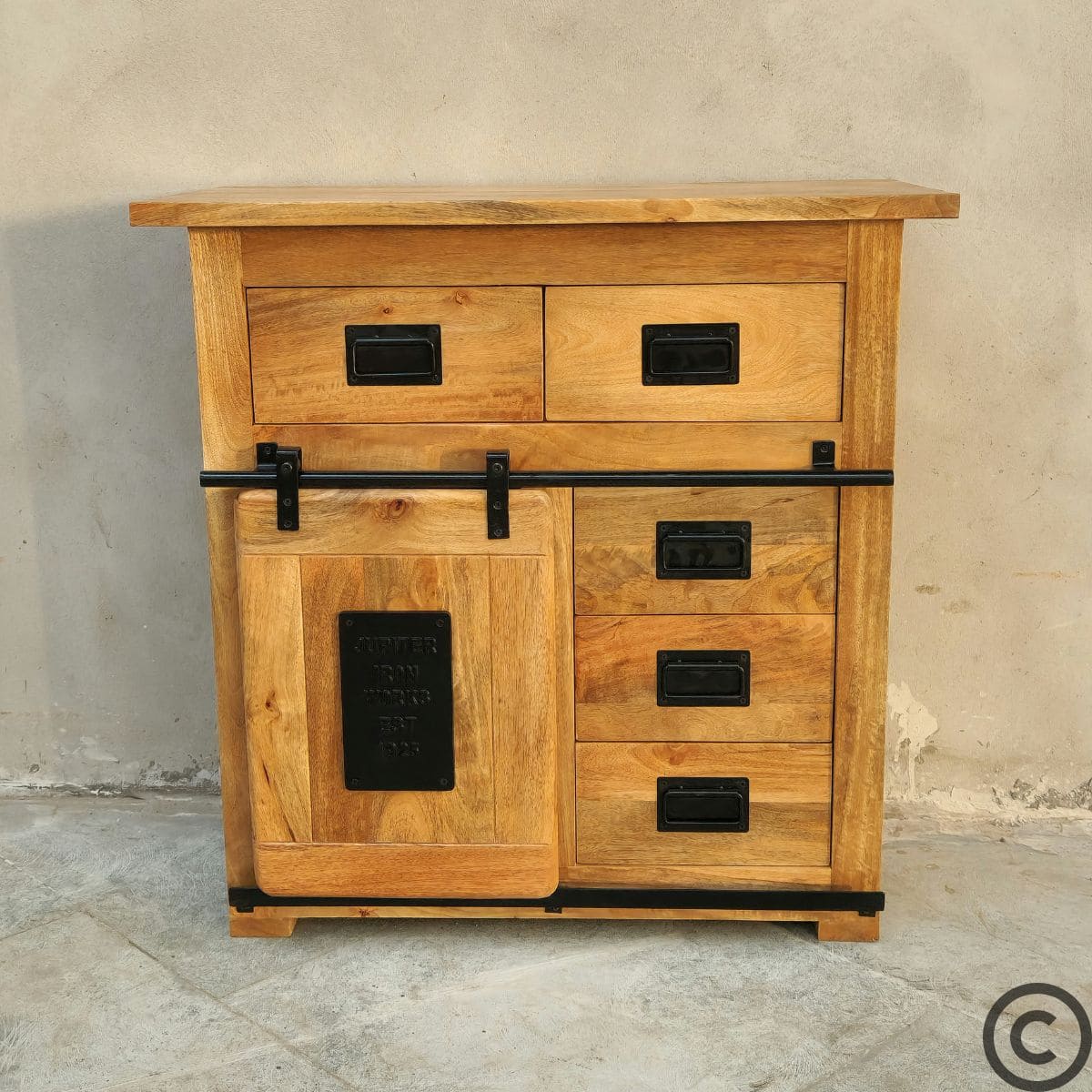 Petit buffet industriel en manguier massif avec porte coulissante et tiroirs en métal noir – KUKUU