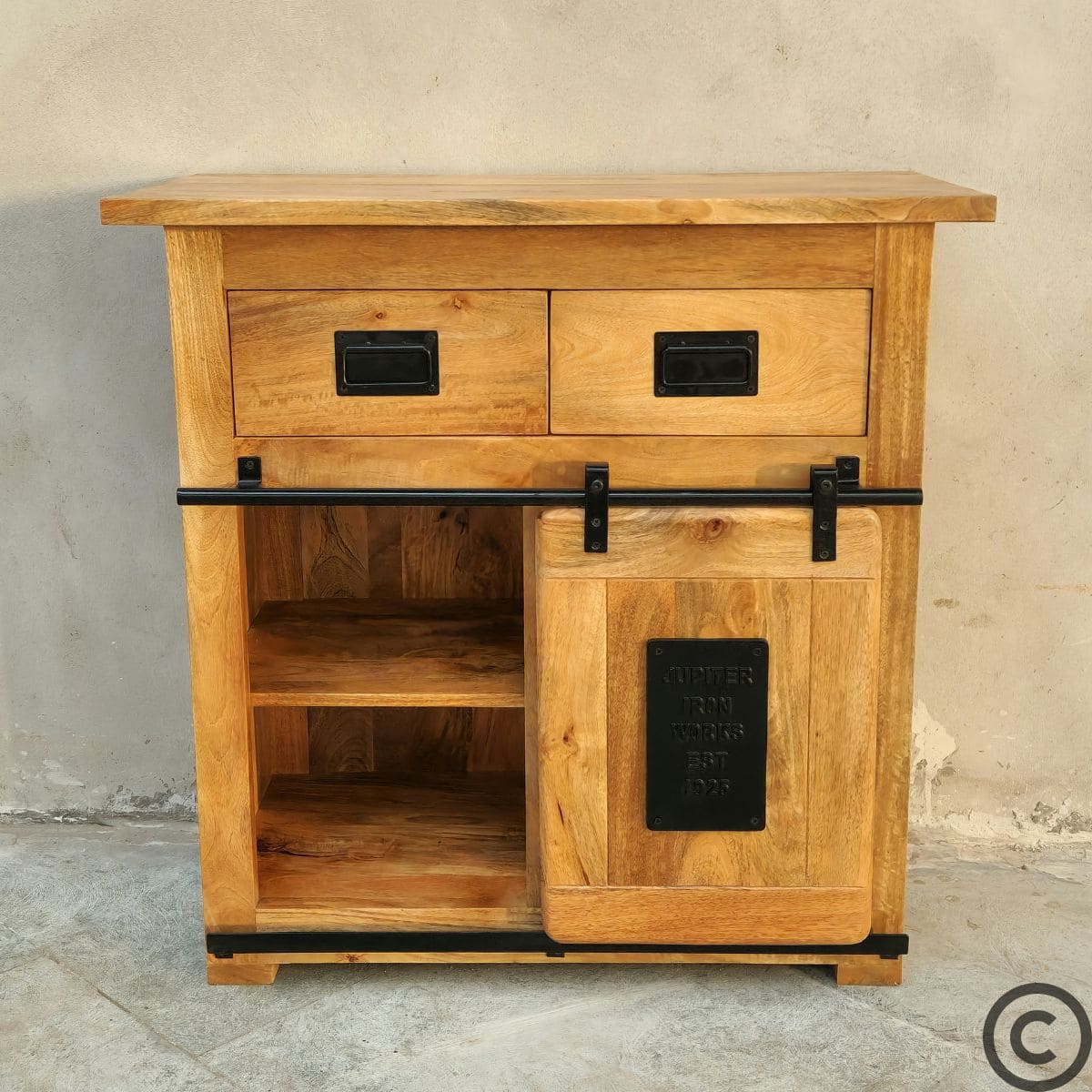 Petit buffet en manguier massif style industriel, avec tiroirs et porte coulissante noire – KUKUU
