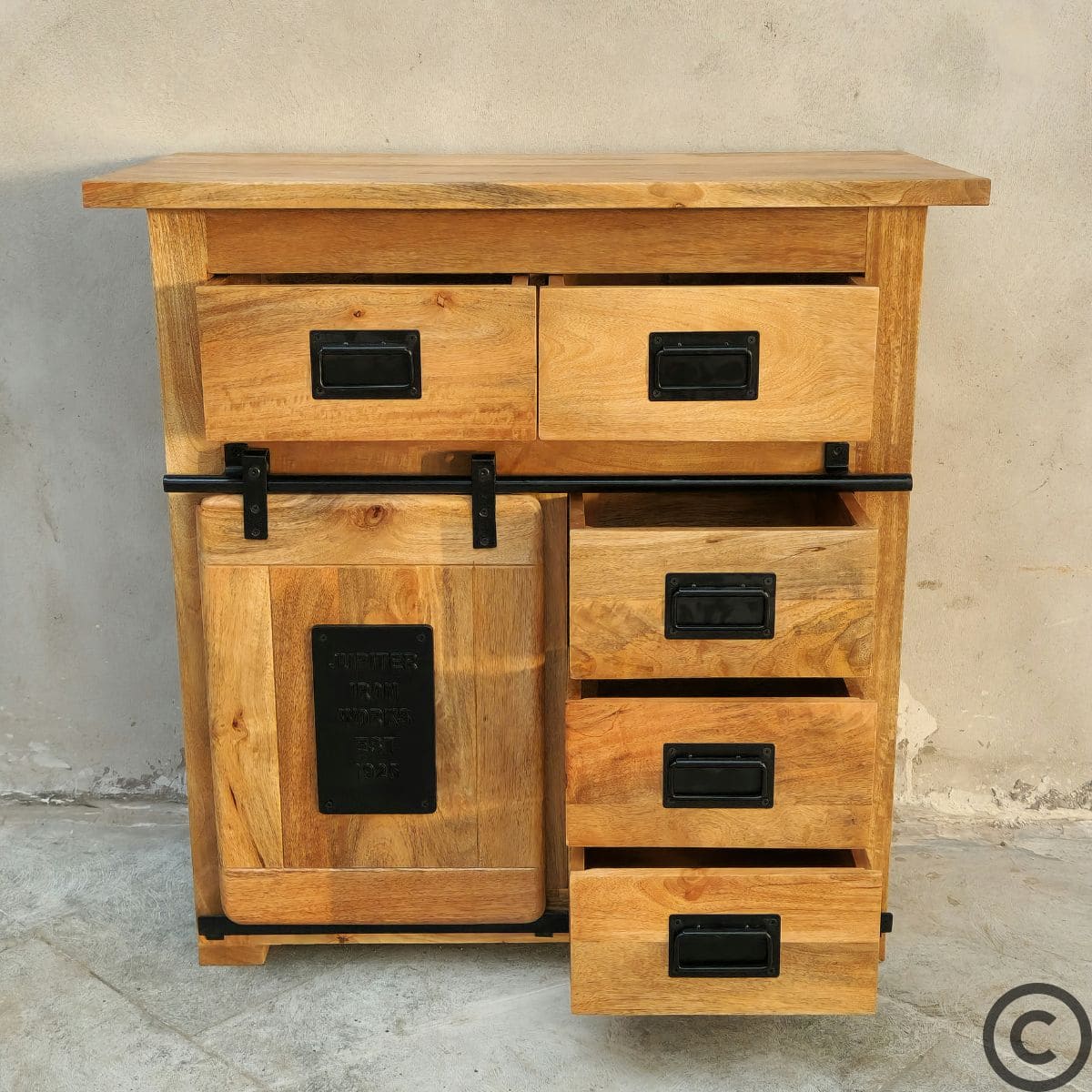 Détail des tiroirs en métal noir sur buffet industriel en bois massif de manguier – KUKUU