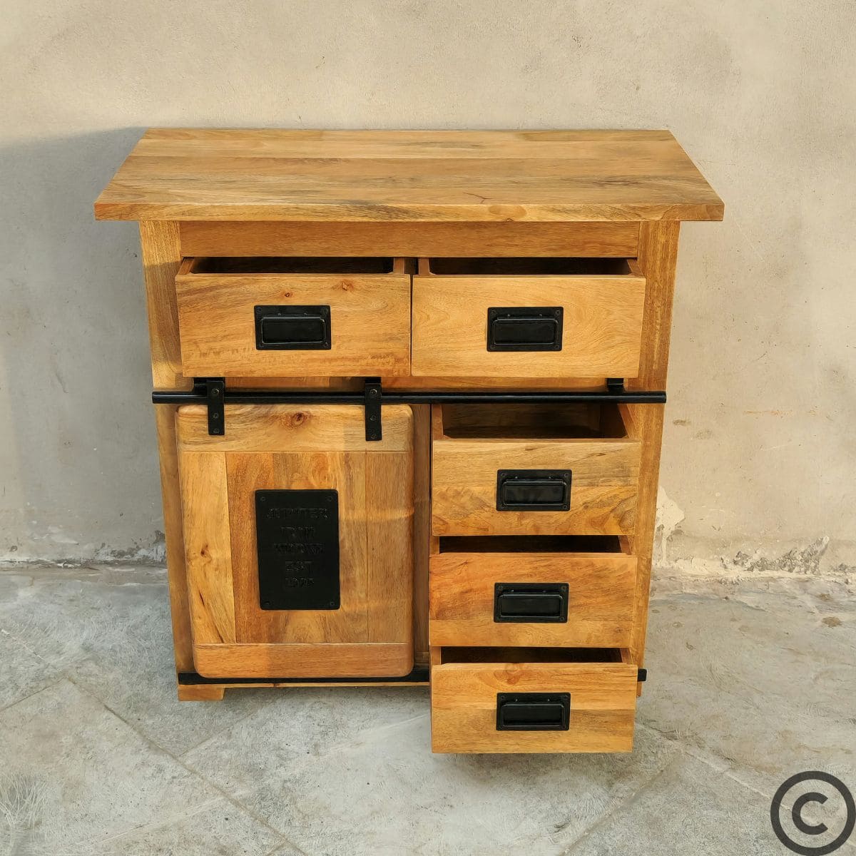 Zoom sur la porte coulissante noire du buffet industriel en manguier massif – KUKUU