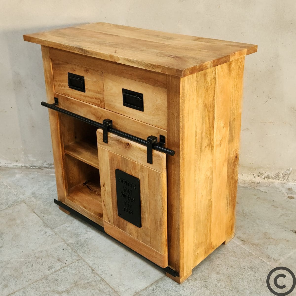 Finition naturelle du plateau en bois de manguier sur petit buffet industriel – KUKUU