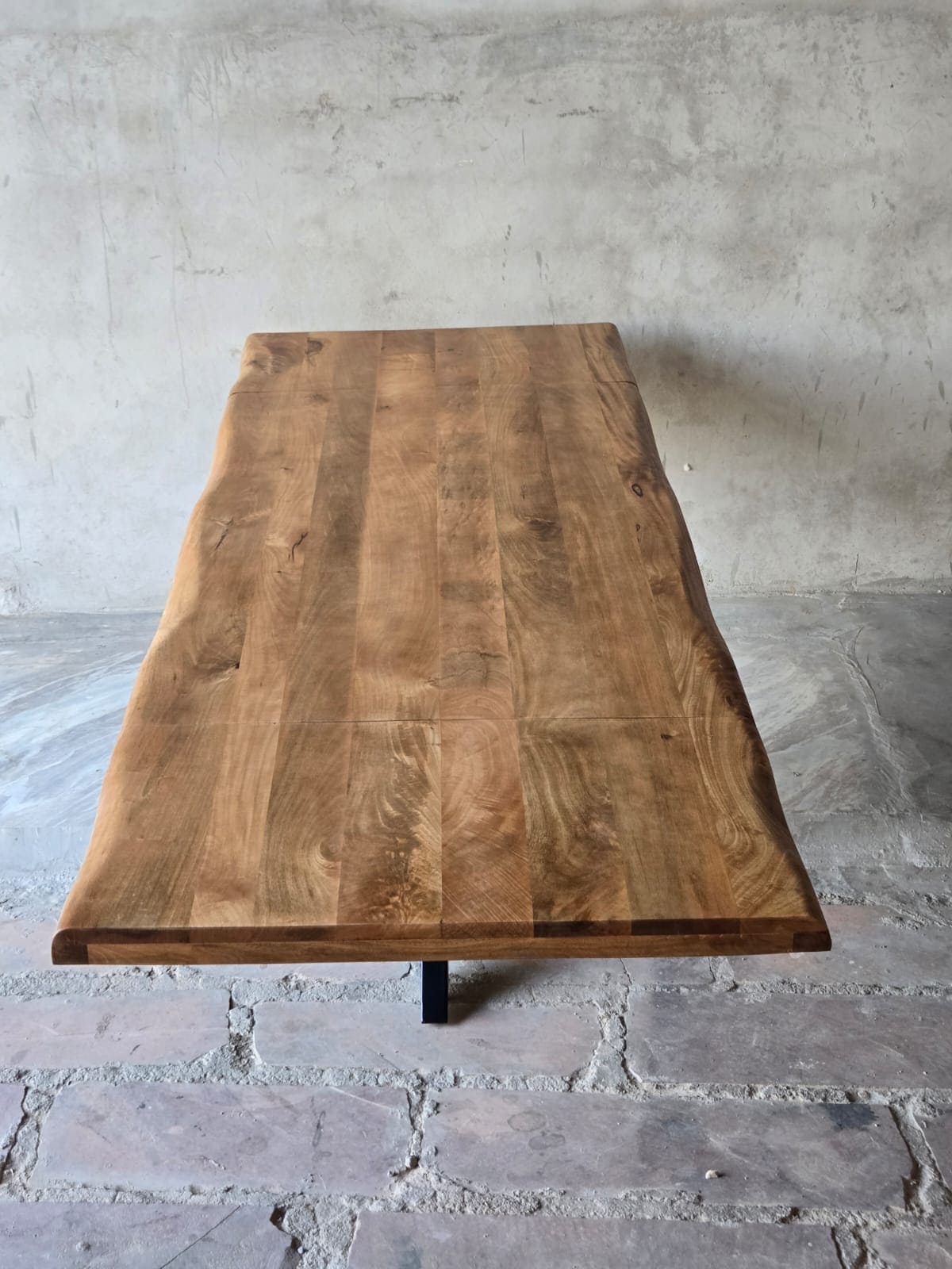 Table à manger industrielle extensible bois massif KUKUU - détail plateau