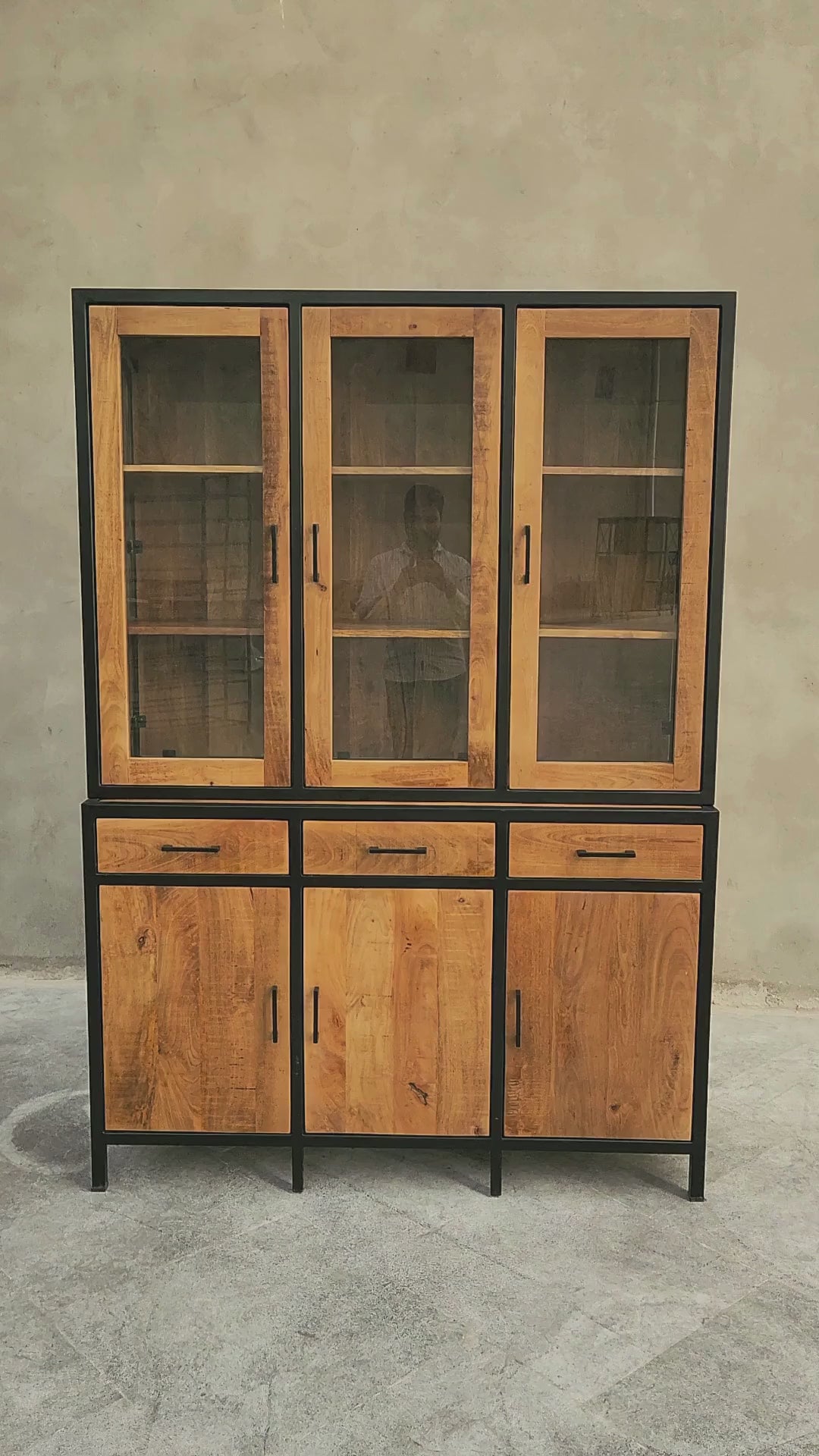 Le vaisselier massif manguier disponible de 140 à 160 cm est le meuble parfait afin d'ajouter une touche de style rustique à votre intérieur. Kukuu, meubles industriels de qualité.