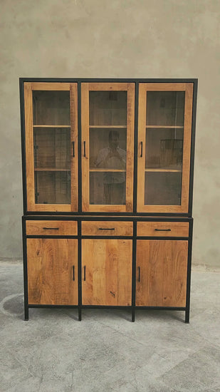 Le vaisselier massif manguier disponible de 140 à 160 cm est le meuble parfait afin d'ajouter une touche de style rustique à votre intérieur. Kukuu, meubles industriels de qualité.