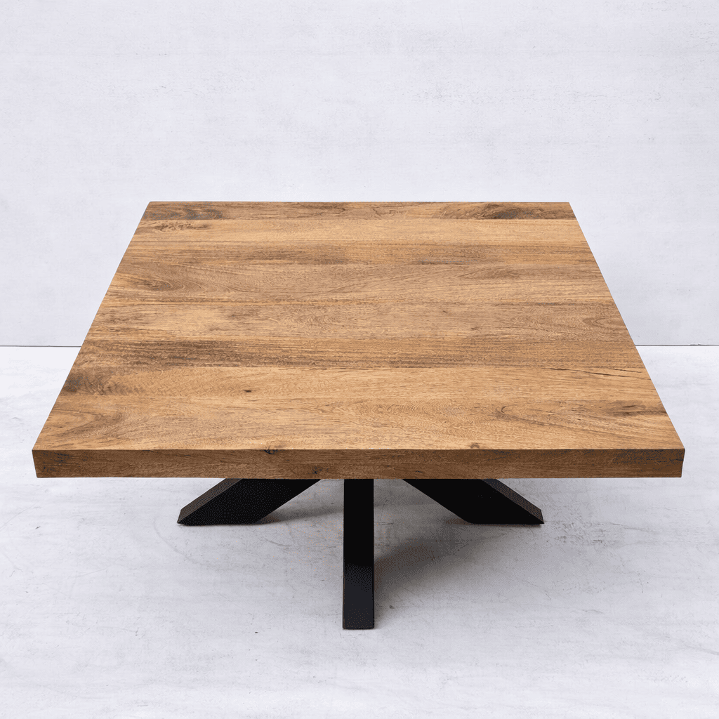 Plateau en bois de manguier massif d’une table basse industrielle carrée KUKUU