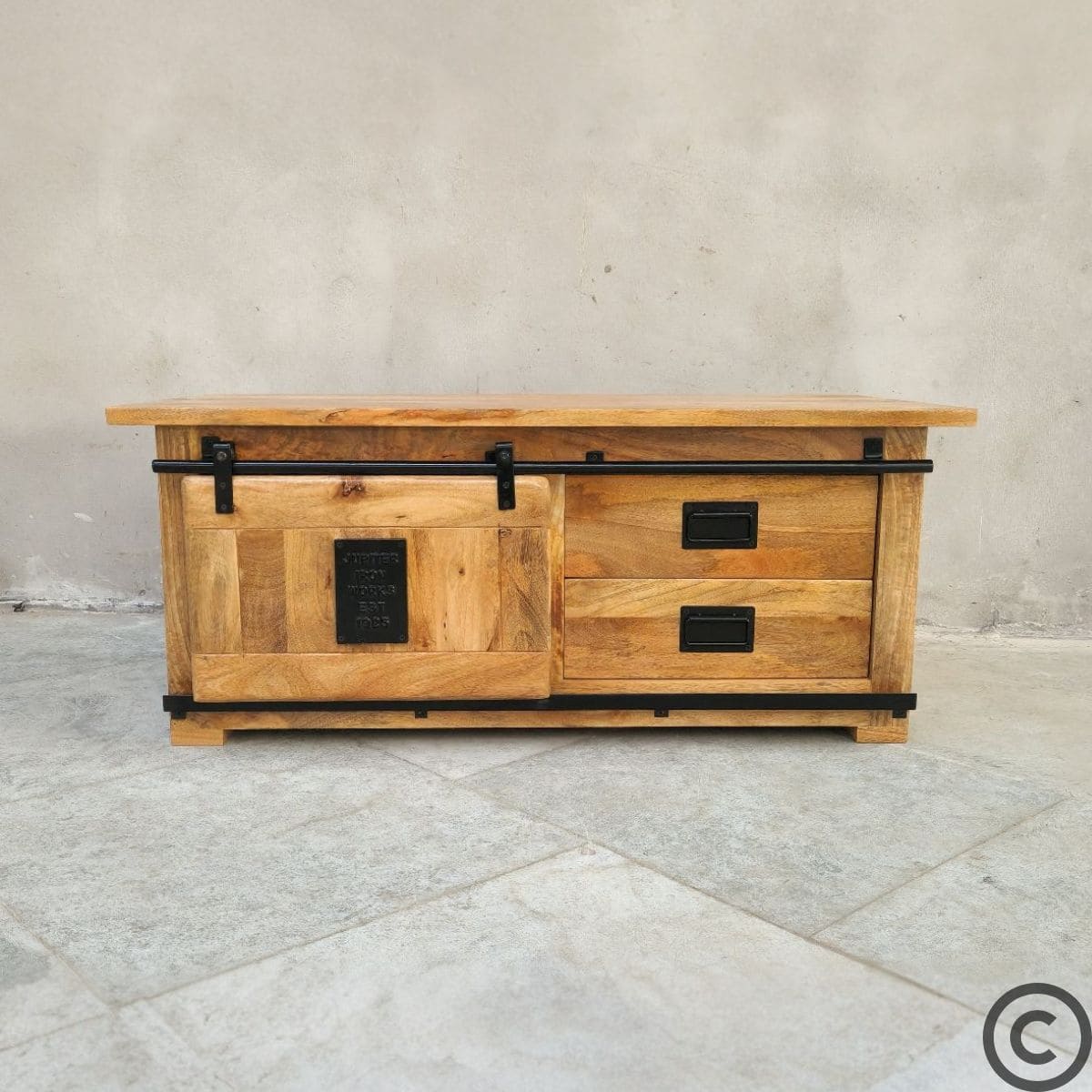Table basse industrielle en manguier avec porte coulissante et tiroirs – KUKUU
