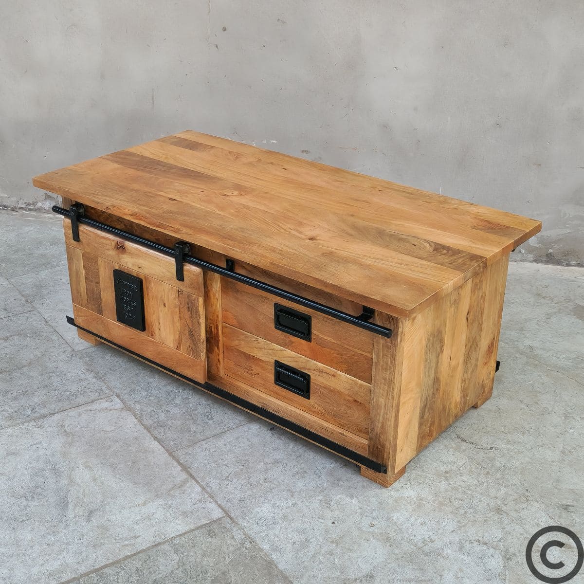 Table basse en manguier avec niche et porte coulissante – KUKUU