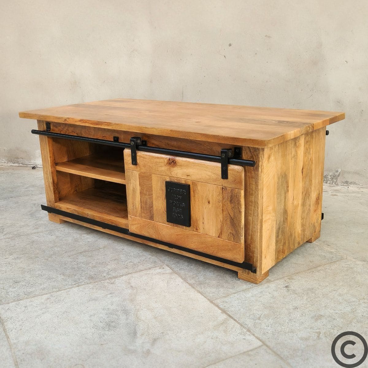 Table basse industrielle en bois massif, vue en angle – KUKUU